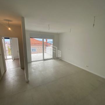 TROGIR*** Izgrađen dvosobni stan na prvom katu, 70 m2 !
