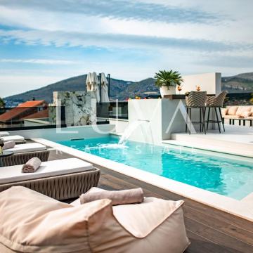 Trogir, luksuzna vila s bazenom i pogledom na more na prodaju