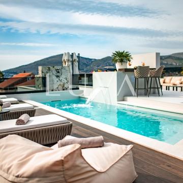 Trogir, luksuzna vila s bazenom i pogledom na more na prodaju