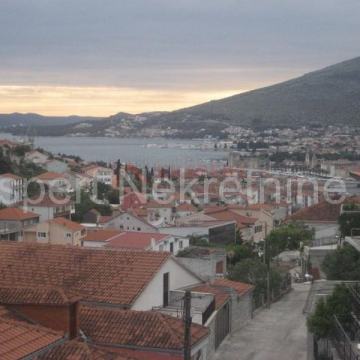 Trogir,samostojeća kuća 130 m2 sa okućnicom 380 m2
