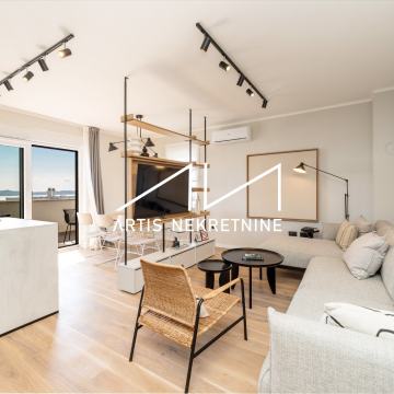 Zadar, trosoban penthouse, krovna terasa, jacuzzi, pogled na more!
