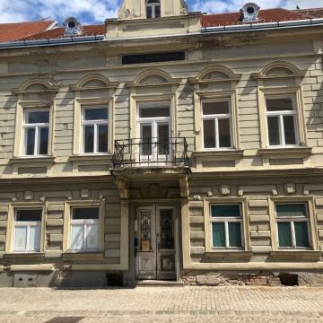 Trosoban stan sa potkrovljem, Tvrđa