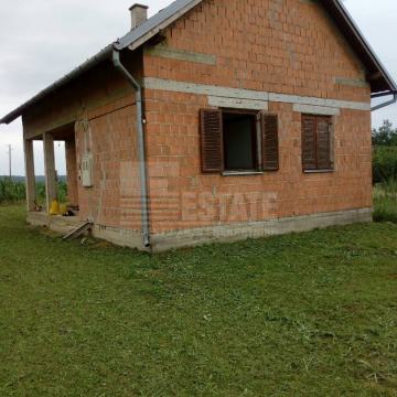 Trosobna prizemnica od 57m2, započeta gradnja + oranica, Popovac
