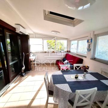 Prilika! Trosobni stan s velikom terasom i okućnicom