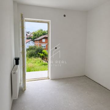 TROSOBNI STAN S VRTOM U G. DUBRAVI, OPOROVEC, 2 SPREMIŠTA+2 VPM, RENOV