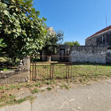 TURANJ: Povoljna prodaja zemljišta s kućama - idealno za renoviranje!