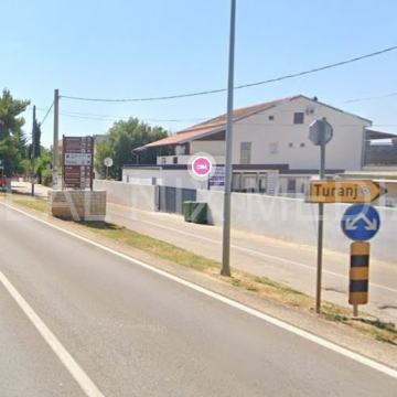 Turanj-starina 180 m do mora! Potrebna adaptacija!