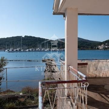 Ugljan, Sutomišćica..kuća prvi red do mora..privatan vez!!