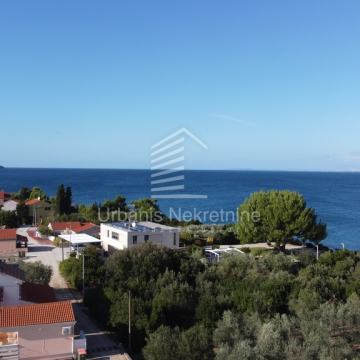 Ugljan, Sutomišćica, samostojeća kuća 80 m od mora, 881 m2