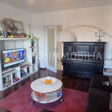 Ugodan stan u centru s pogledom i parkingom