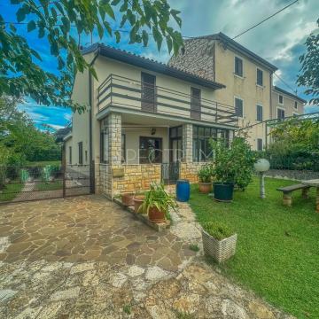 Umag okolica, kuća sa vrtom na mirnoj lokaciji