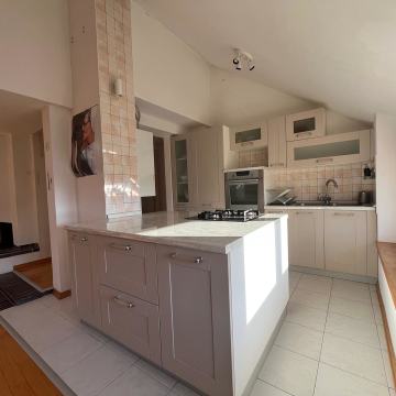 UNIKATAN STAN S TERASOM I PARKINGOM, ŠALATA