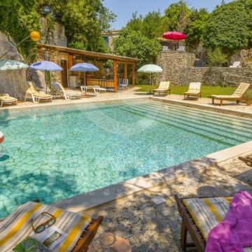 UNIKATNA RUSTIKALNA VILA SA PROSTRANIM GRAĐEVINSKIM ZEMLJIŠTEM