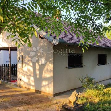 Uređena vikendica za opuštanje, odmor i život u prirodi