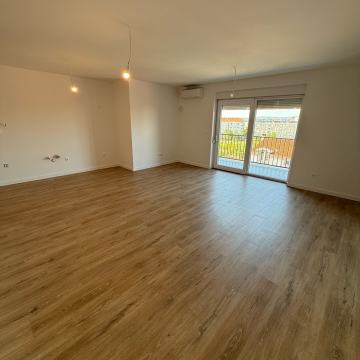 ZADAR - BULEVAR, KOMFORAN TROSOBAN STAN! USELJIV ODMAH!