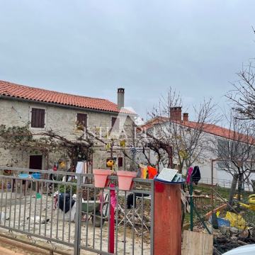 PRILIKA! Useljiva kamena kuća ( tri stana )  sa dvorištem