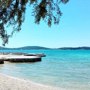 Moderan apartman (85 m2) - 60m od plaže u Vodicama