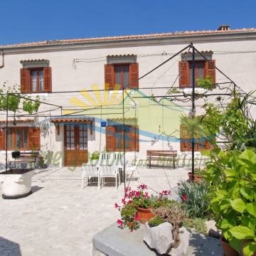 VELI LOŠINJ - Kuća s 2 stana i velikim dvorištem