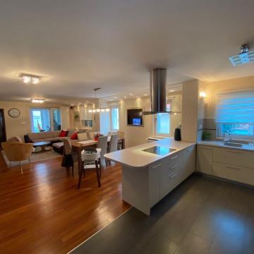 Uredjena obiteljska kuća u Zadru, 475.00 m2