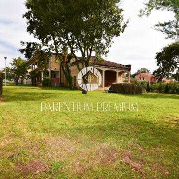 Veliko imanje u stilu dvorca sa puno potencijala nedaleko od centra Po