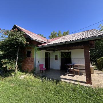 VIKEND KUĆA 57 m2 - BANFI - SA VELIKOM OKUĆNICOM I ŠUMOM!!