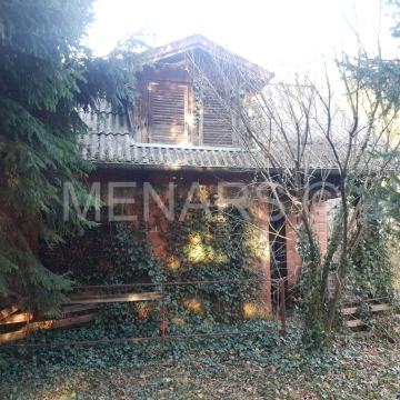 VIKEND KUĆA U ŠUMI, PARCELA 1598 m2, SLANJE