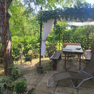 Vikendica i zemljište 813 m2 - okolica V. Gorice - Podvornica