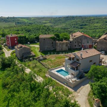 Vila s bazenom i panoramskim pogledom – okolica Buja