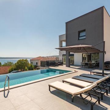 Vila s bazenom i pogledom na more, 70 m od plaže!