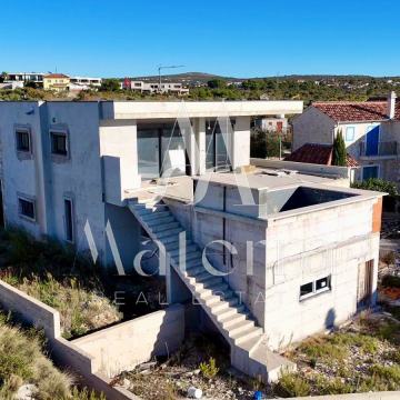 PRILIKA!, VILA SA BAZENOM I POGLEDOM NA PRIMOŠTEN P = 243,21 M2