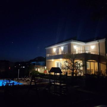 VILA S GRIJANIM BAZENOM OTVORENI POGLED KAŠTEL SUĆURAC ,400.00 m2