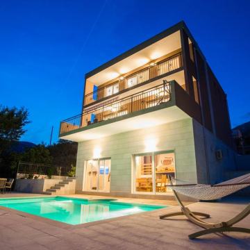 *** Vila iznad Splita s panoramskim pogledom, 335 m2 ***