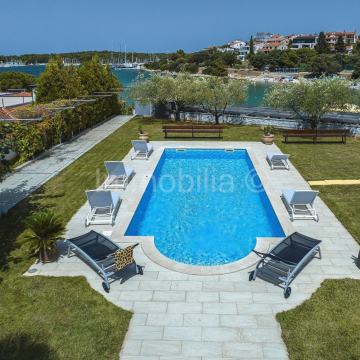 TOP LOKACIJA! VILA SA BAZENOM NA PJEŠČANOJ PLAŽI, 10 M DO MORA !!