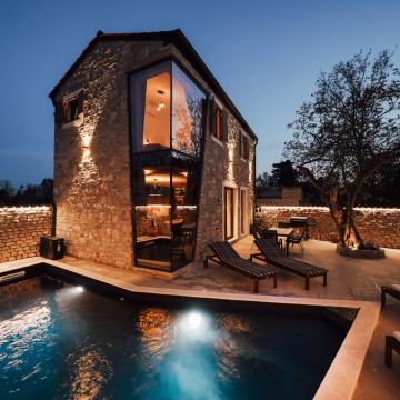Villa sa bazenom, potpuno namještena, mirna lokacija !!