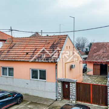 Vinkovci, kuća 6 soba, dvorište, garaža i dvije pomoćne zgrade