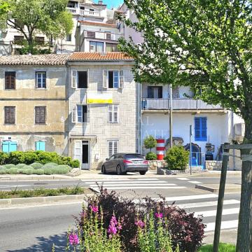 NOVI VINODOLSKI - kamena kuća u prvom redu do mora