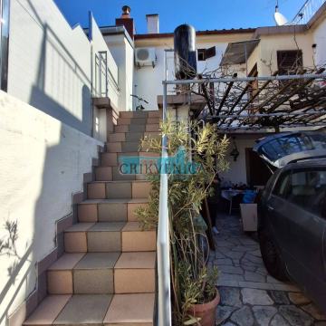 NOVI VINODOLSKI - Kuća blizu centra, dvorište, pogled na more!