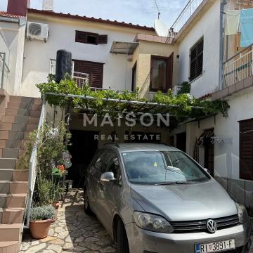 Novi Vinodolski – kuća s dva stana, 200 m od centra