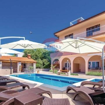 Novi Vinodolski, stan s bazenom i pogledom na more, 120m2