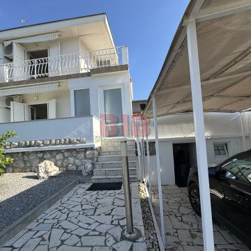 NOVI VINODOLSKI,UREĐENA KUĆA SA 2 STANA,BLIZU MORA