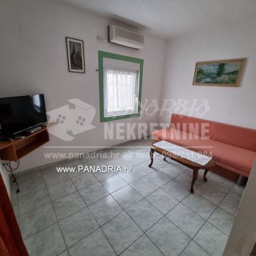 Vir,a apartman 80 metara od mora-južna strana