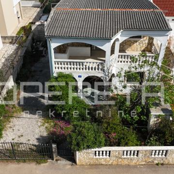 Vir – kuća s dva apartmana, blizu plaže i centra
