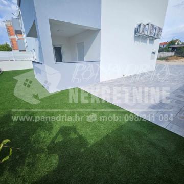 VIR  NOVOGRADNJA!!! Apartman s dvorištem i dva parkirna mjesta