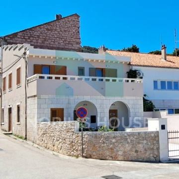 Vis, jedinstvena vila 300 m2 s vrtom i parkingom TOP LOKACIJA