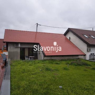 Visoka prizemnica s krovnim vrtom – 140 m² stambene površine + okućnic