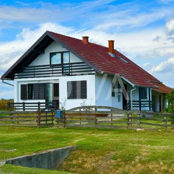 Visoka prizemnica sa pomoćnim objektima u Prnjavoru