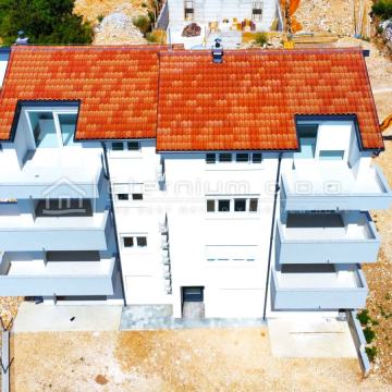 VISOKO POTKROVLJE SA PANORAMSKIM POGLEDOM