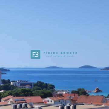 VODICE, novo, 1. kat, panoramski pogled na more, 3 spavaće sobe, lift,
