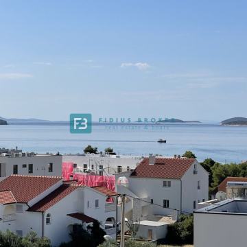 VODICE, novo, 2. kat + krovna terasa, 450 m od plaže, pogled na more,