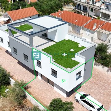 VODICE, novo, 200 m do plaže, upravo završeno, 3 spavaće sobe, terasa